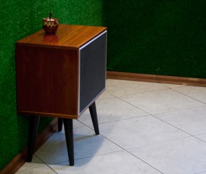 Old-school loudspeaker turned into a table in Chaika 