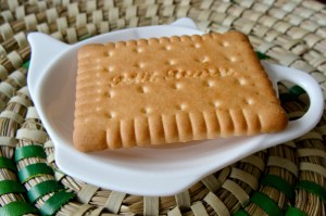 Ceramic teapot-shaped plate for serving cookies